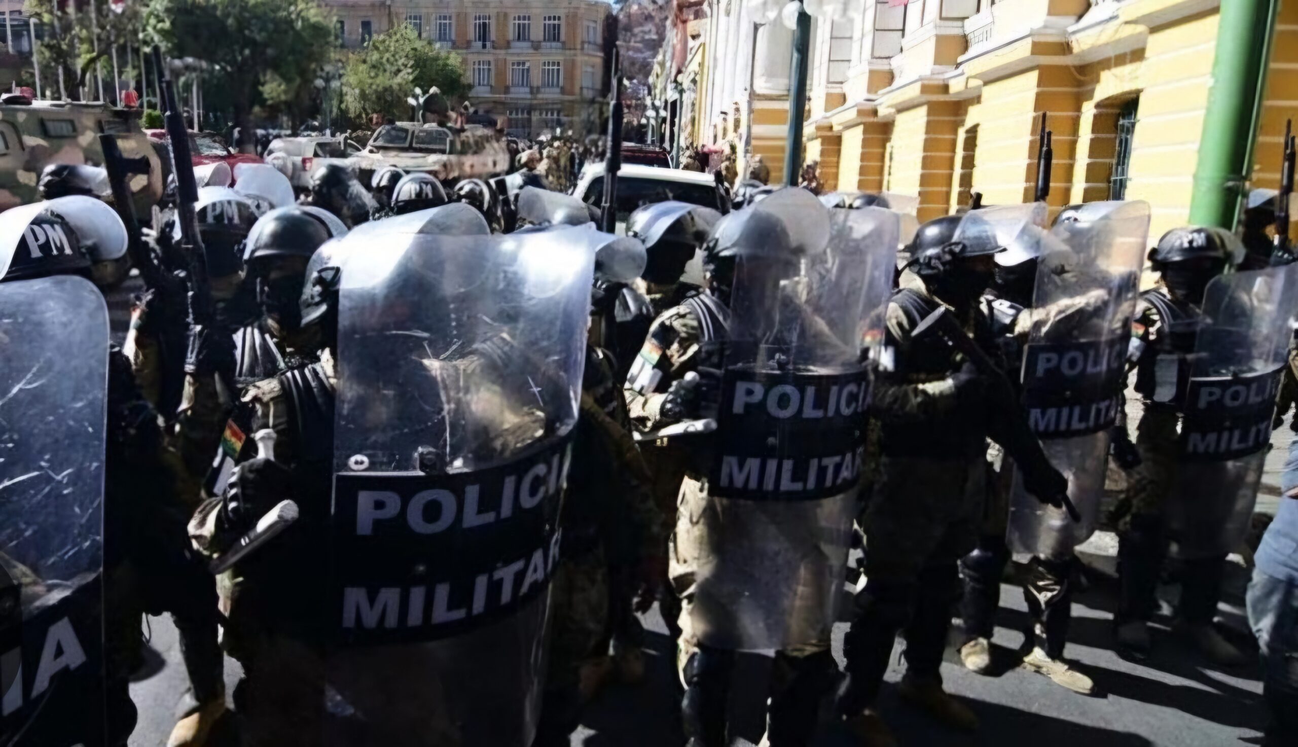 Tanque militar tira puerta de sede de gobierno en Bolivia